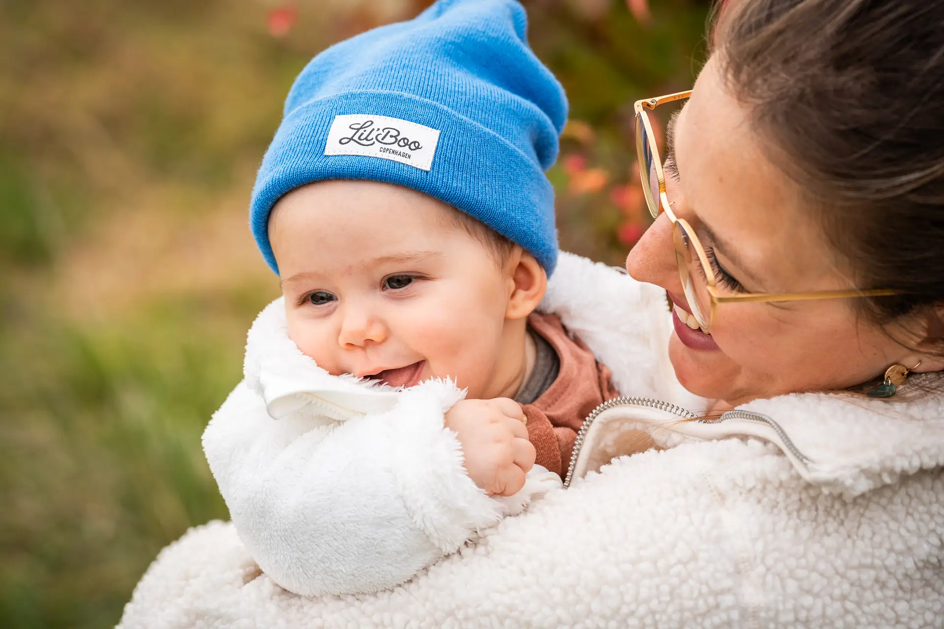 Glückliche Eltern mit ihrer Tochter