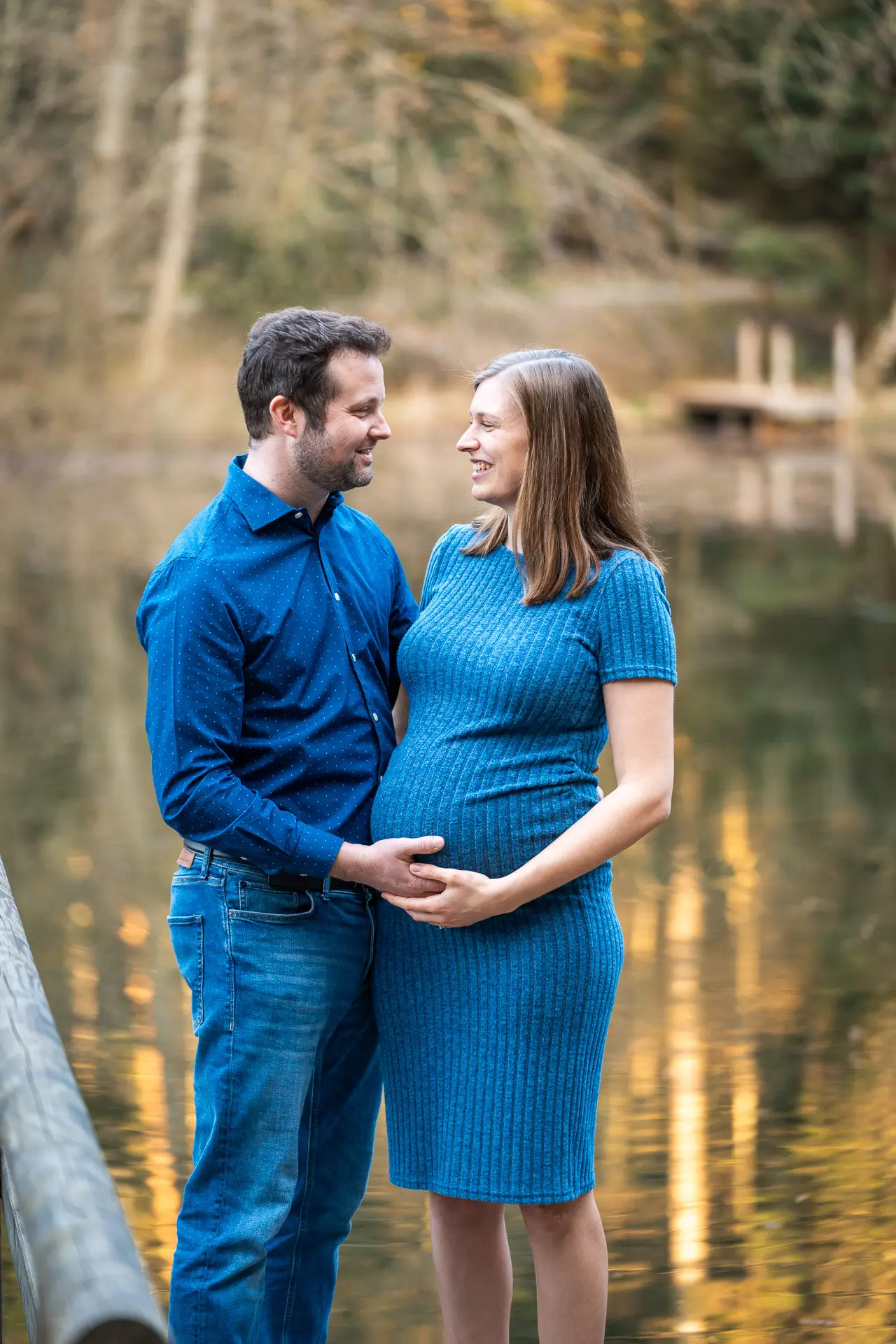 Paar am Weiher im sanften Frühlingslicht