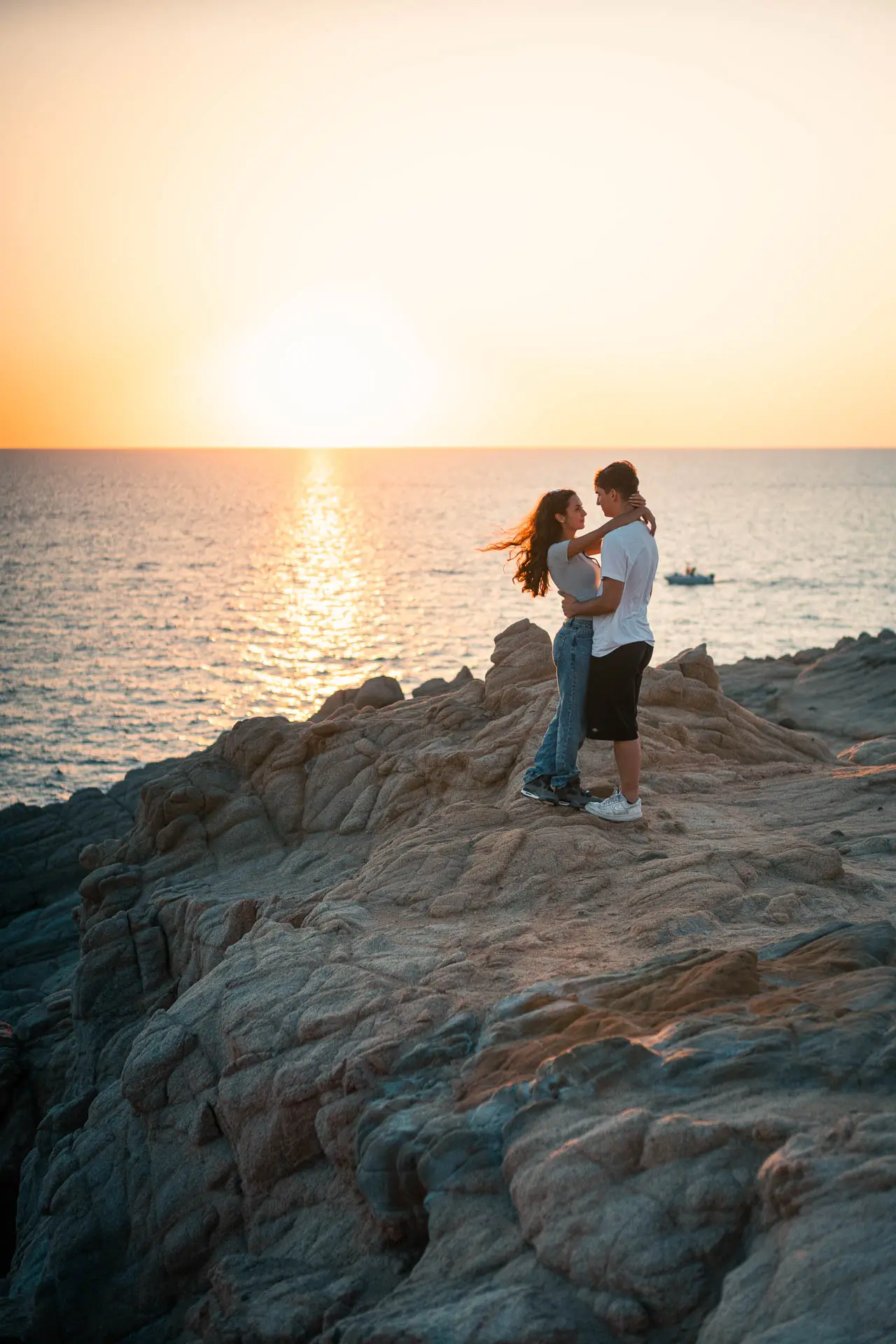 Emma und Davide im goldenen Abendlicht am Meer