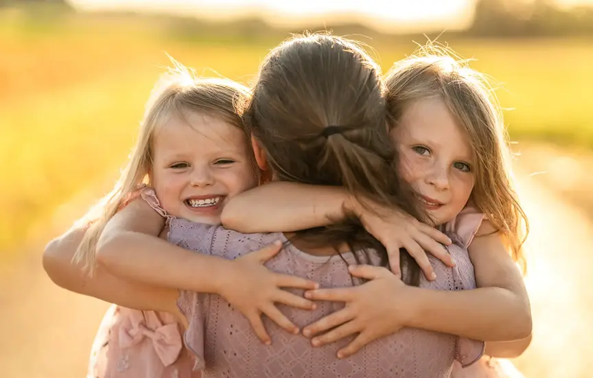 Familie am Ufer eines Sees im Thurgau