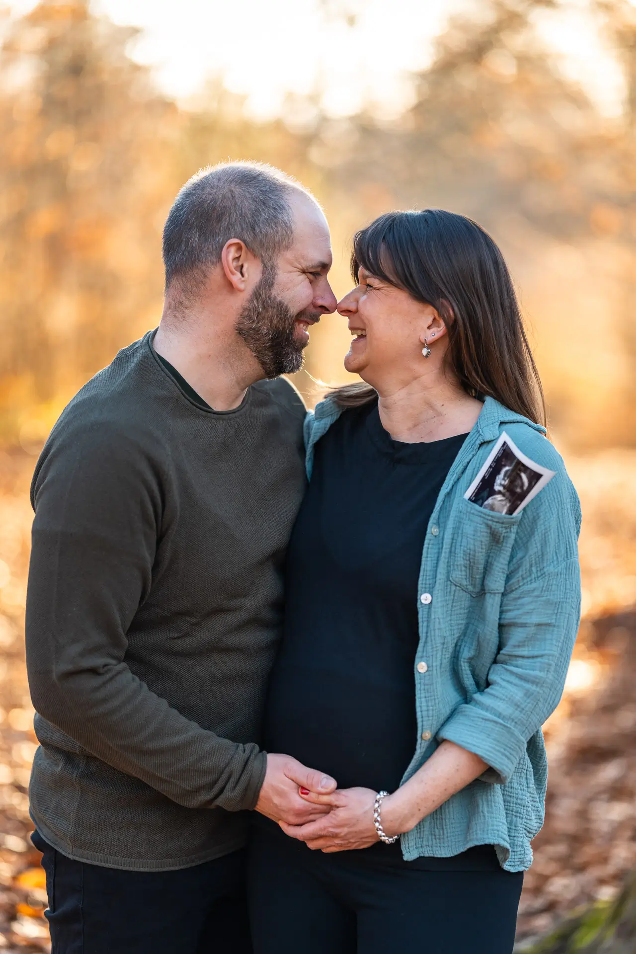 Babybauch im Gegenlicht der untergehenden Sonne
