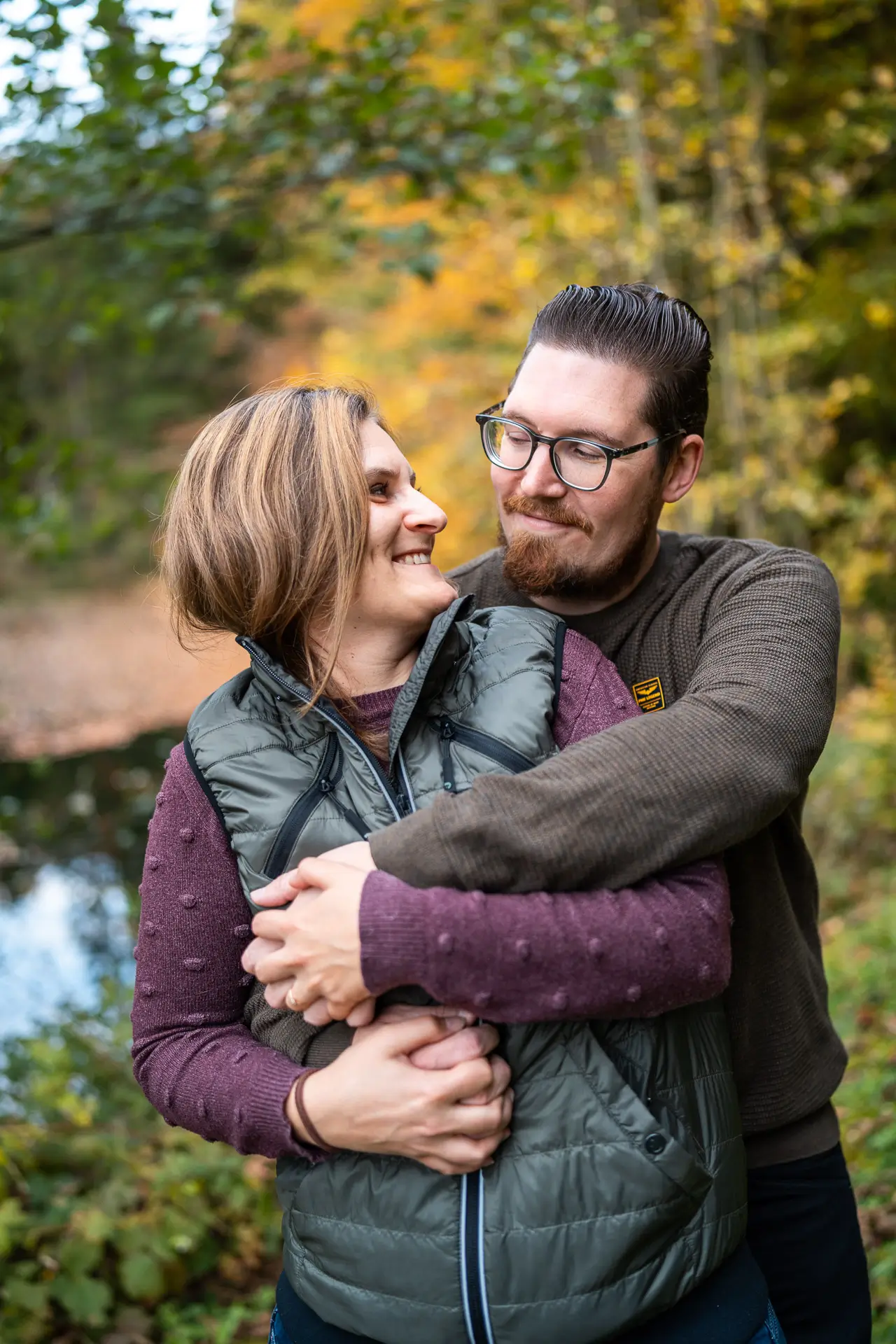 Verliebtes Paar im bunten Herbstwald