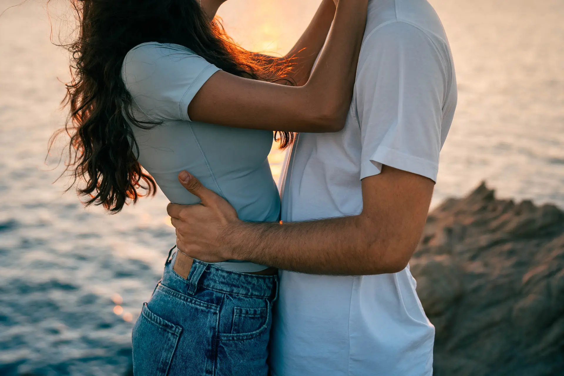 Natürliches Paarportrait an der Küste Sardiniens