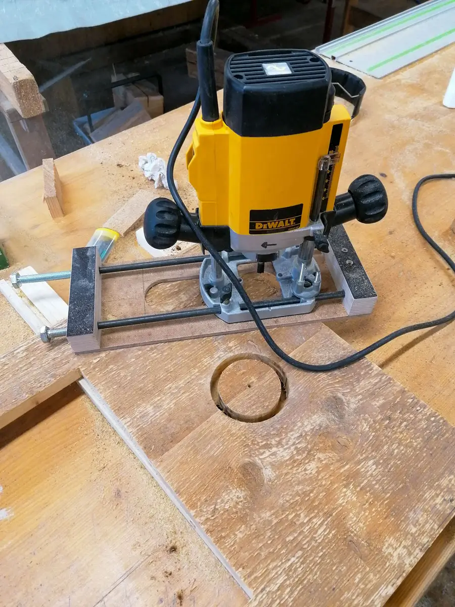 Oberfräse fräst rundes Loch