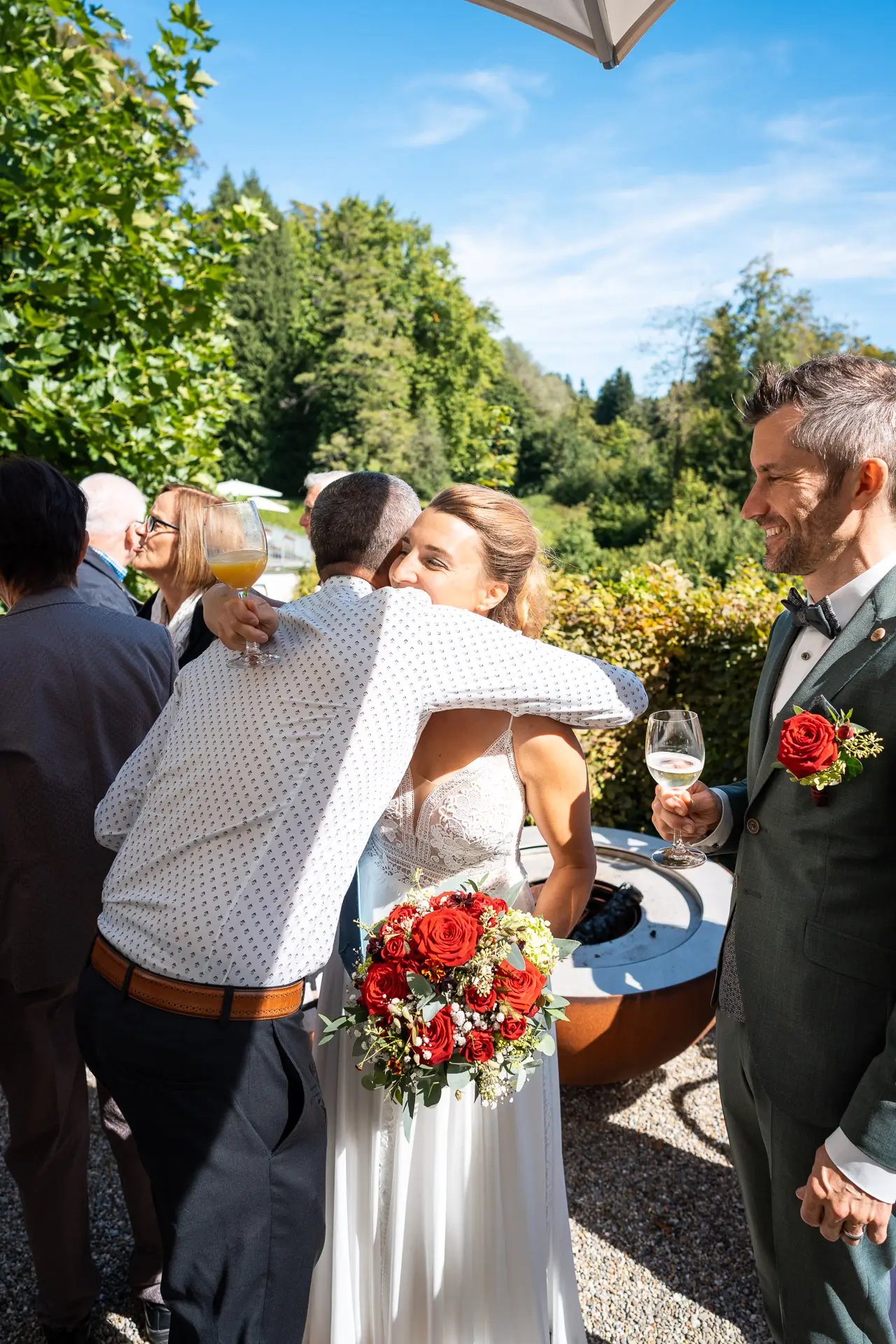 Hochzeitsgäste gratulieren dem Brautpaar im Gyrenbad