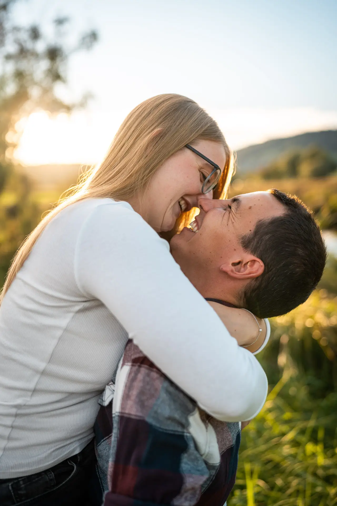 Verliebtes Paar im Abendlicht auf dem Hof