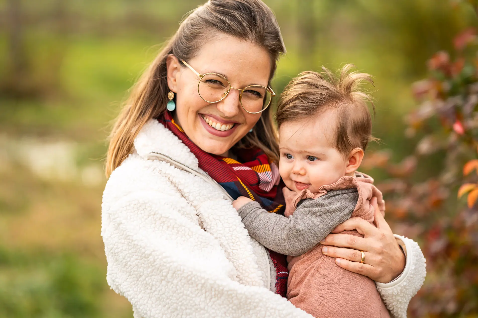 Eltern mit Baby in der Natur bei Winterthur