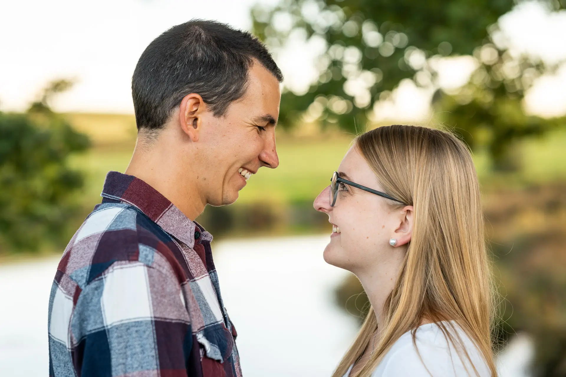 Paarportrait auf dem Hof im warmen Sonnenlicht