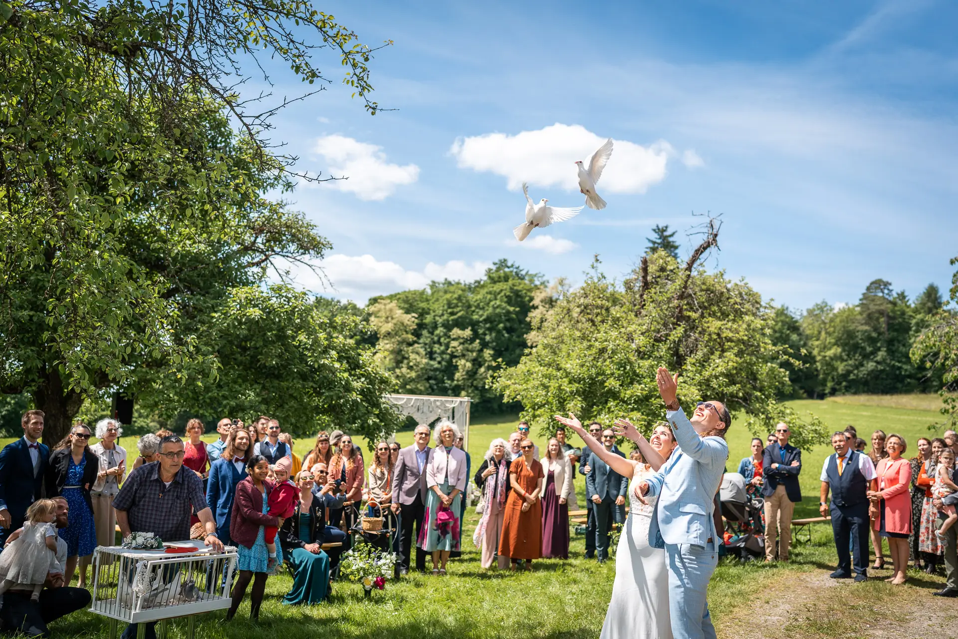 Tauben werden freigelassen an einer Hochzeit im Berghof in Wiesendangen