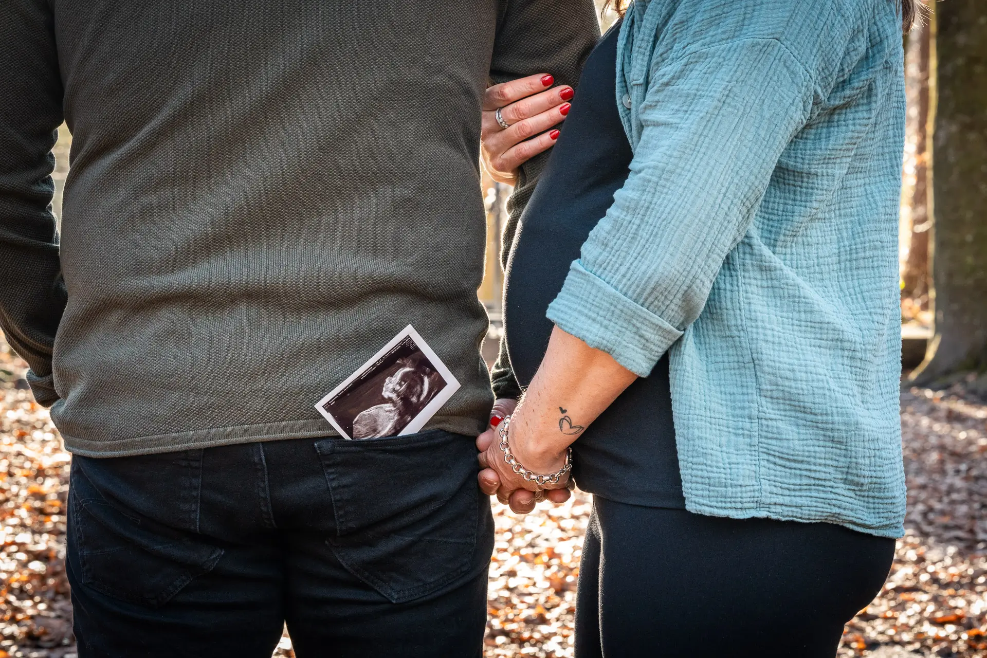 Katrin und Robin beim Schwangerschaftsshooting im Wald