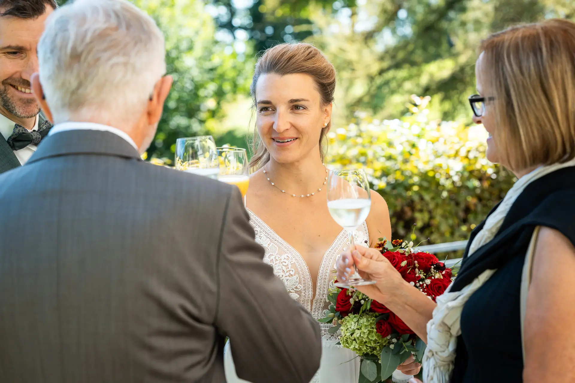 Gäste stossen beim Hochzeitsapéro an