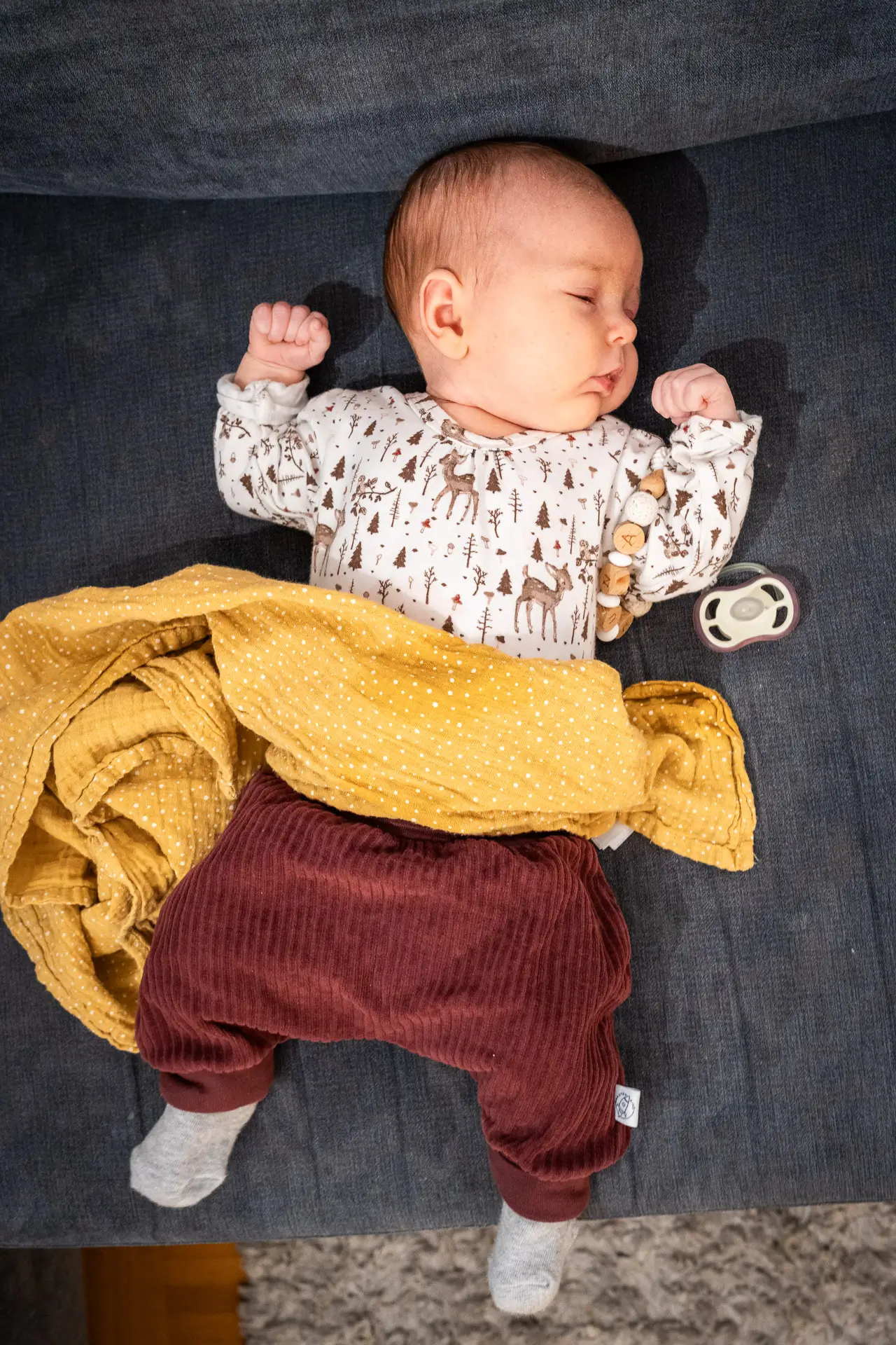 Natürliches Newbornshooting bei der Familie zuhause