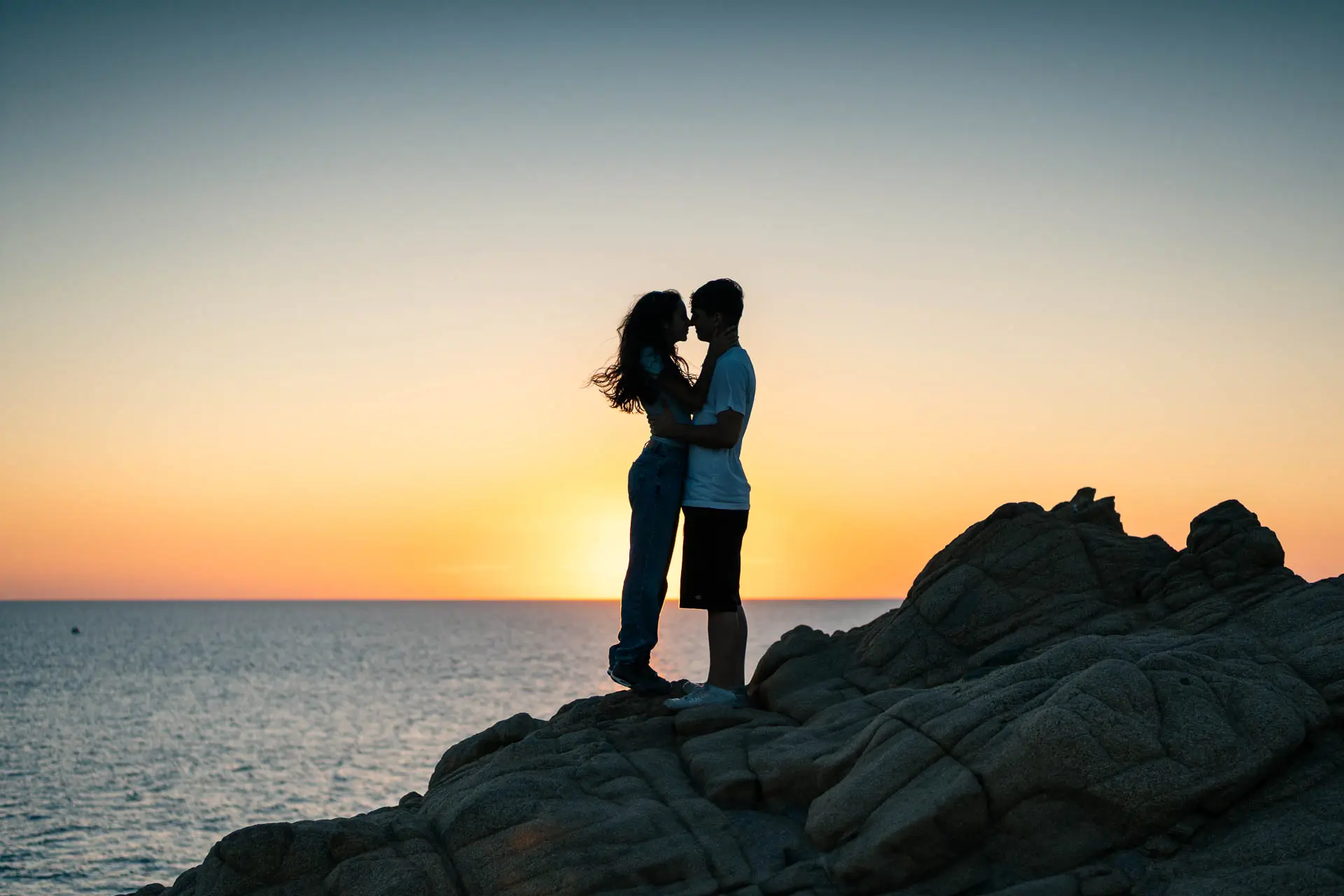Goldene Stunde beim Paarshooting am Meer