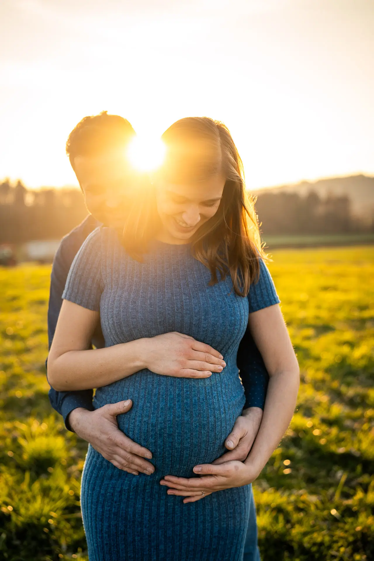 Paar im warmen Licht auf einer Wiese