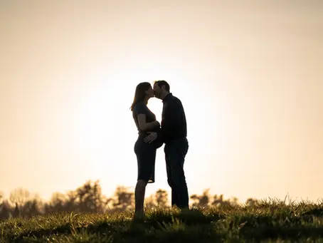 Babybauchshooting von Cornelia & Thomas an einem Weiher im Thurgau