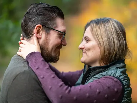 Spontanes Paarshooting im herbstlichen Wald