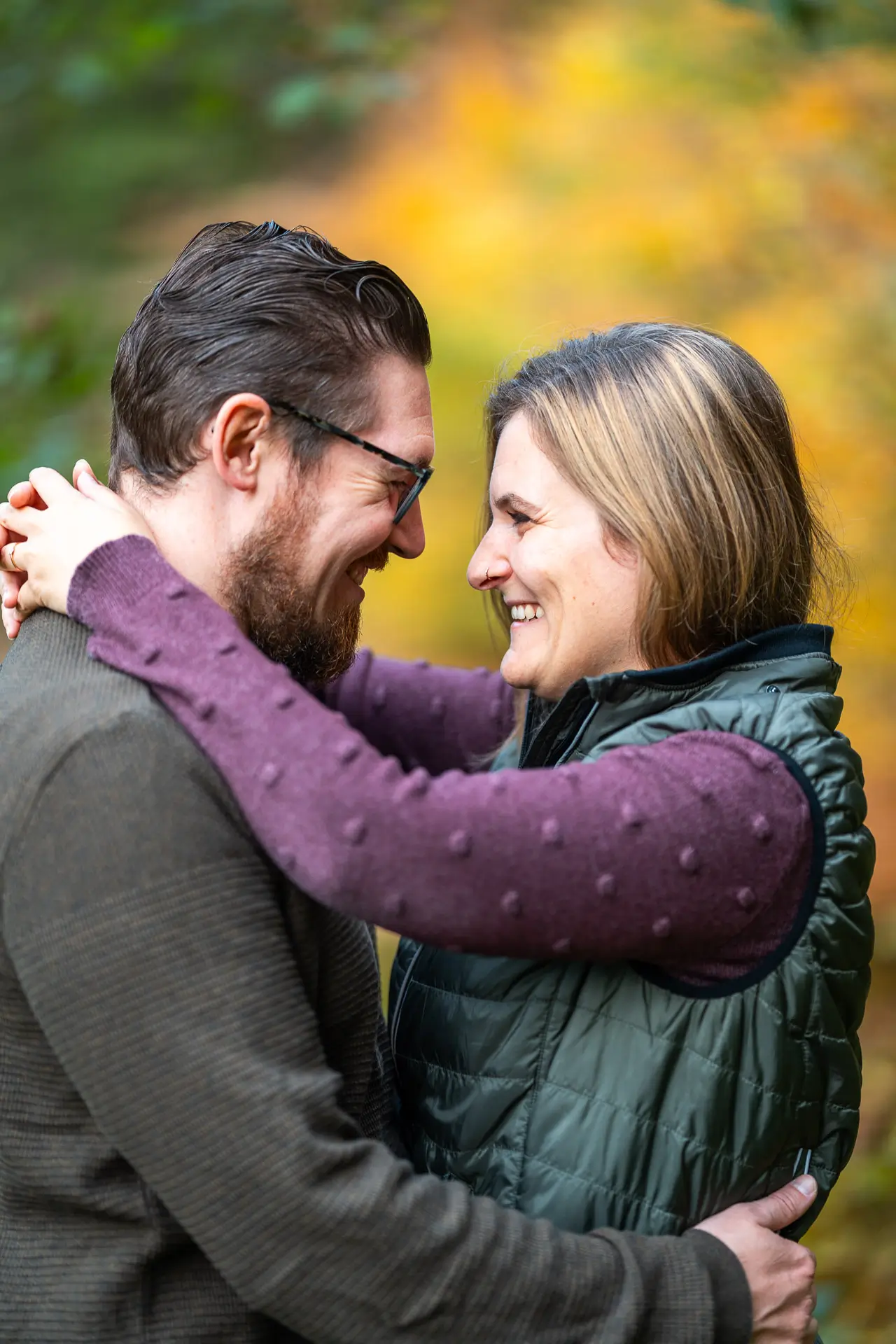 Herbstliches Paarportrait mit warmen Farben