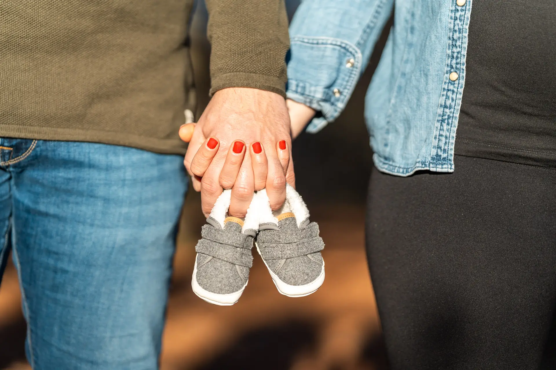 Natürliches Babybauchshooting in der Natur