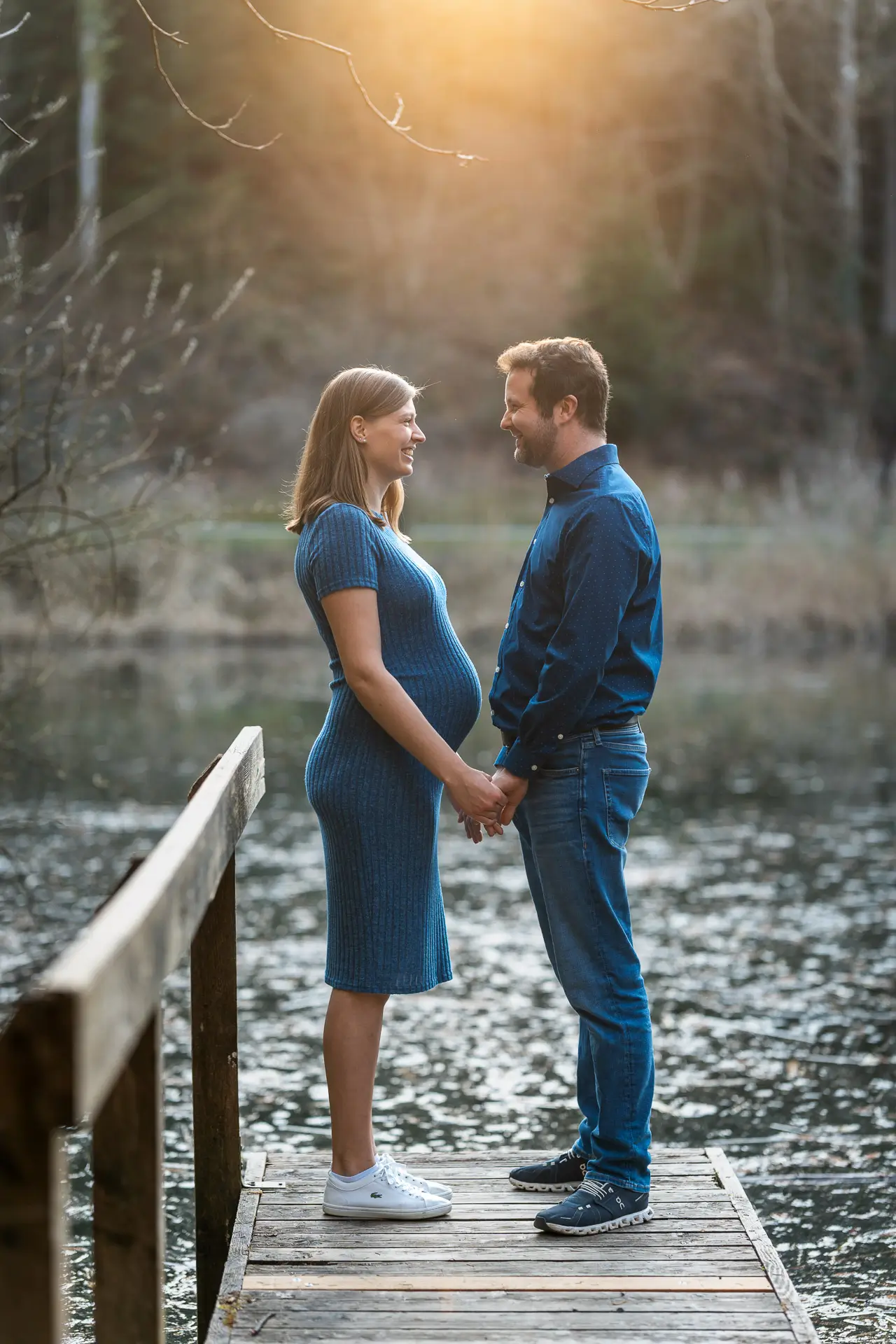 Natürliches Babybauchportrait am Wasser