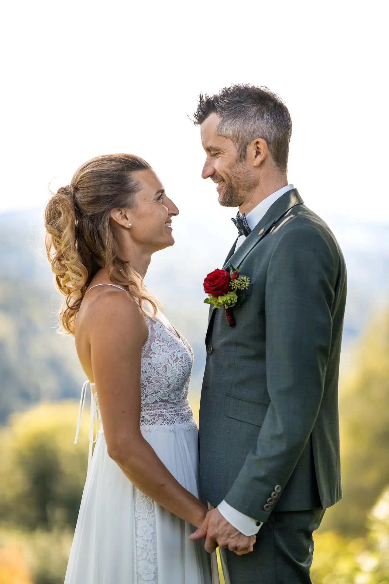 Brautpaar lacht beim Paarshooting zur Hochzeit