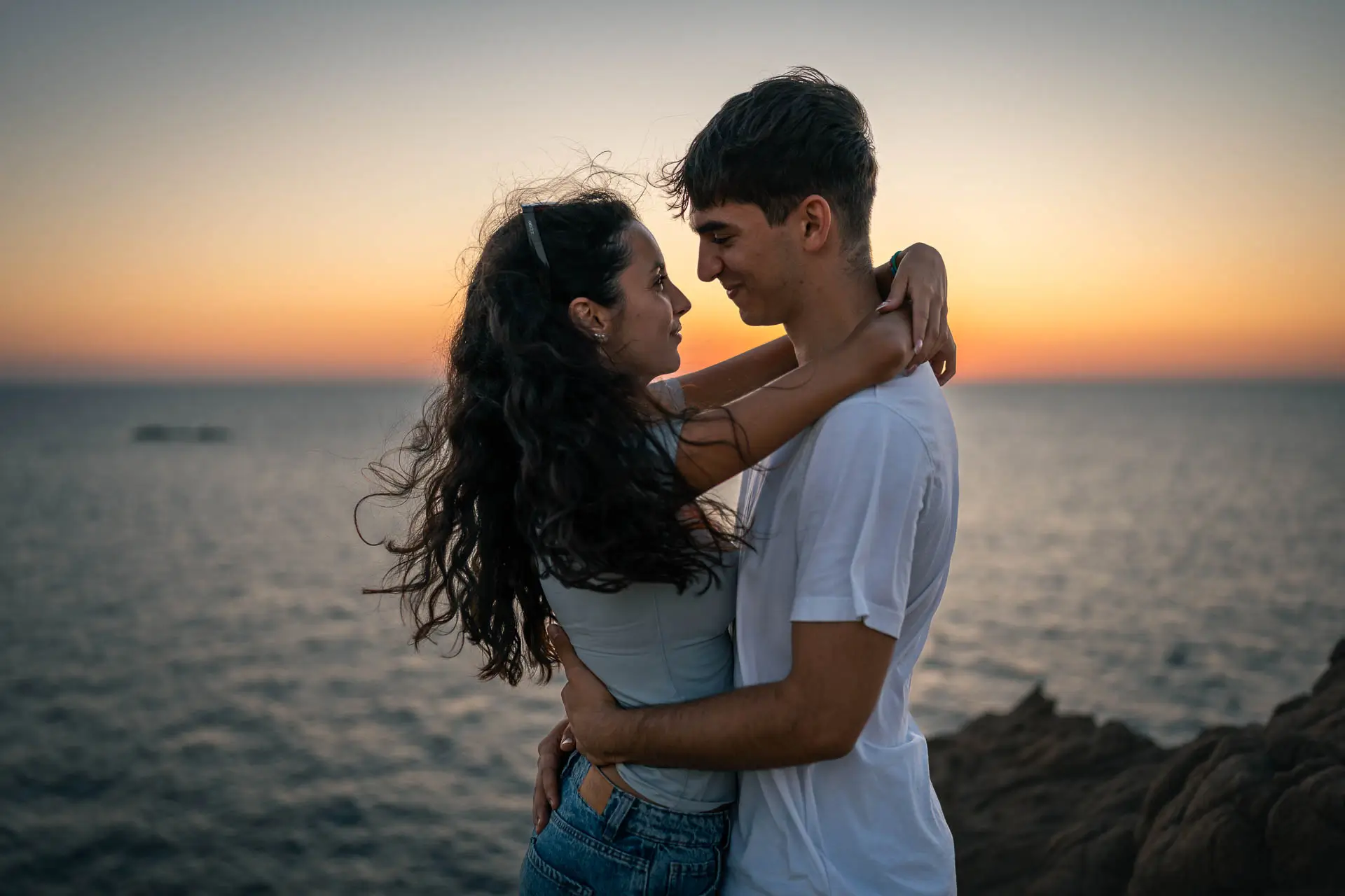 Verliebtes Paar im warmen Abendlicht