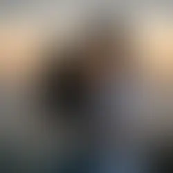 Verliebtes Paar im warmen Abendlicht