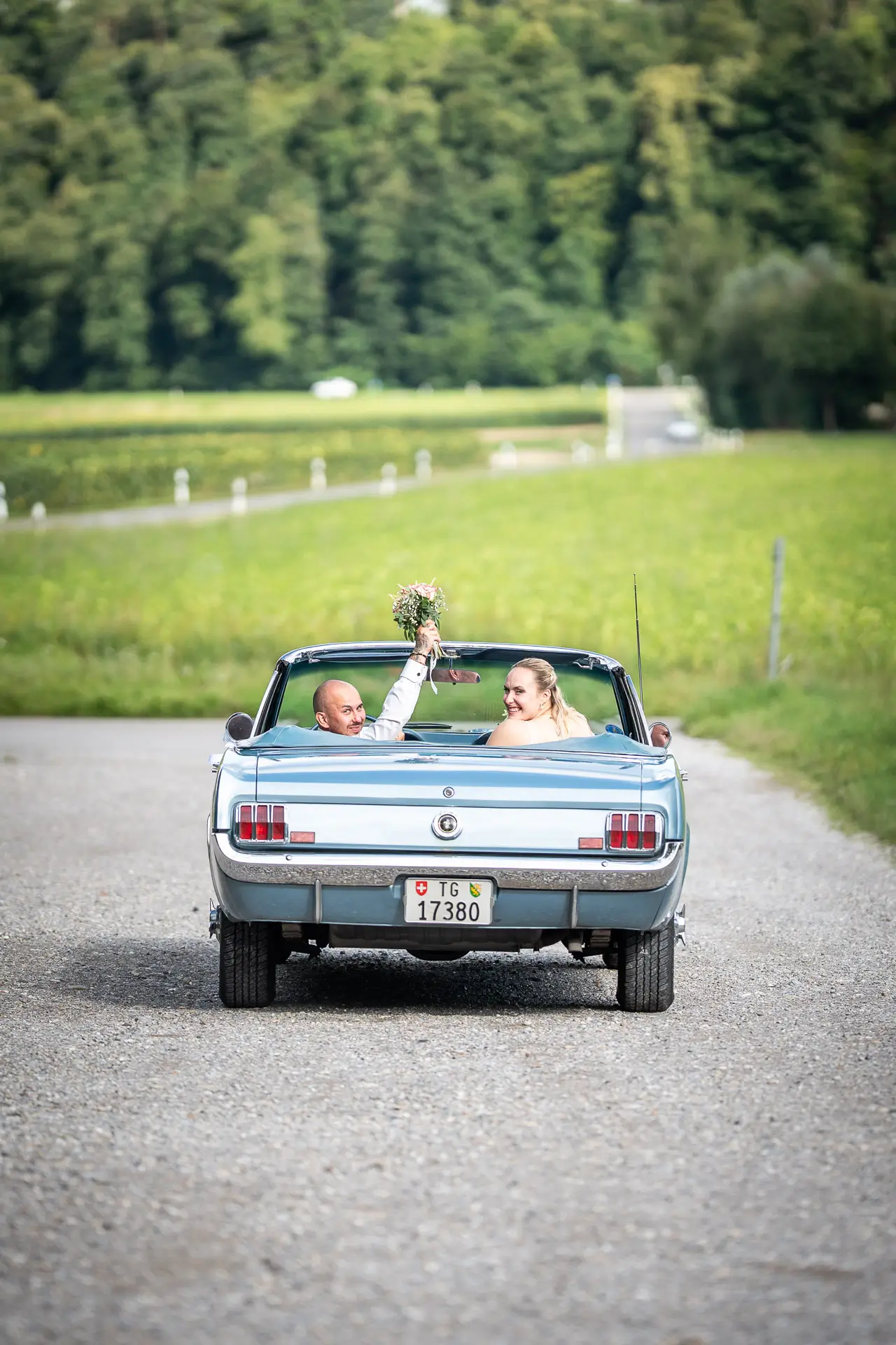 Hochzeitspaar in Auto in Andelfingen