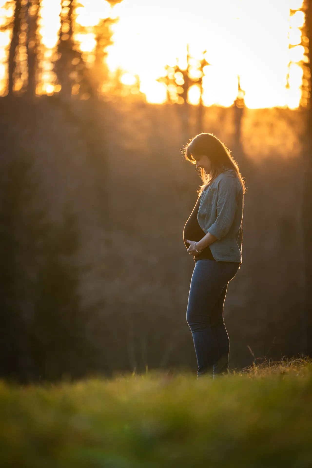 Babybauch Silhouette im Sonnenuntergang