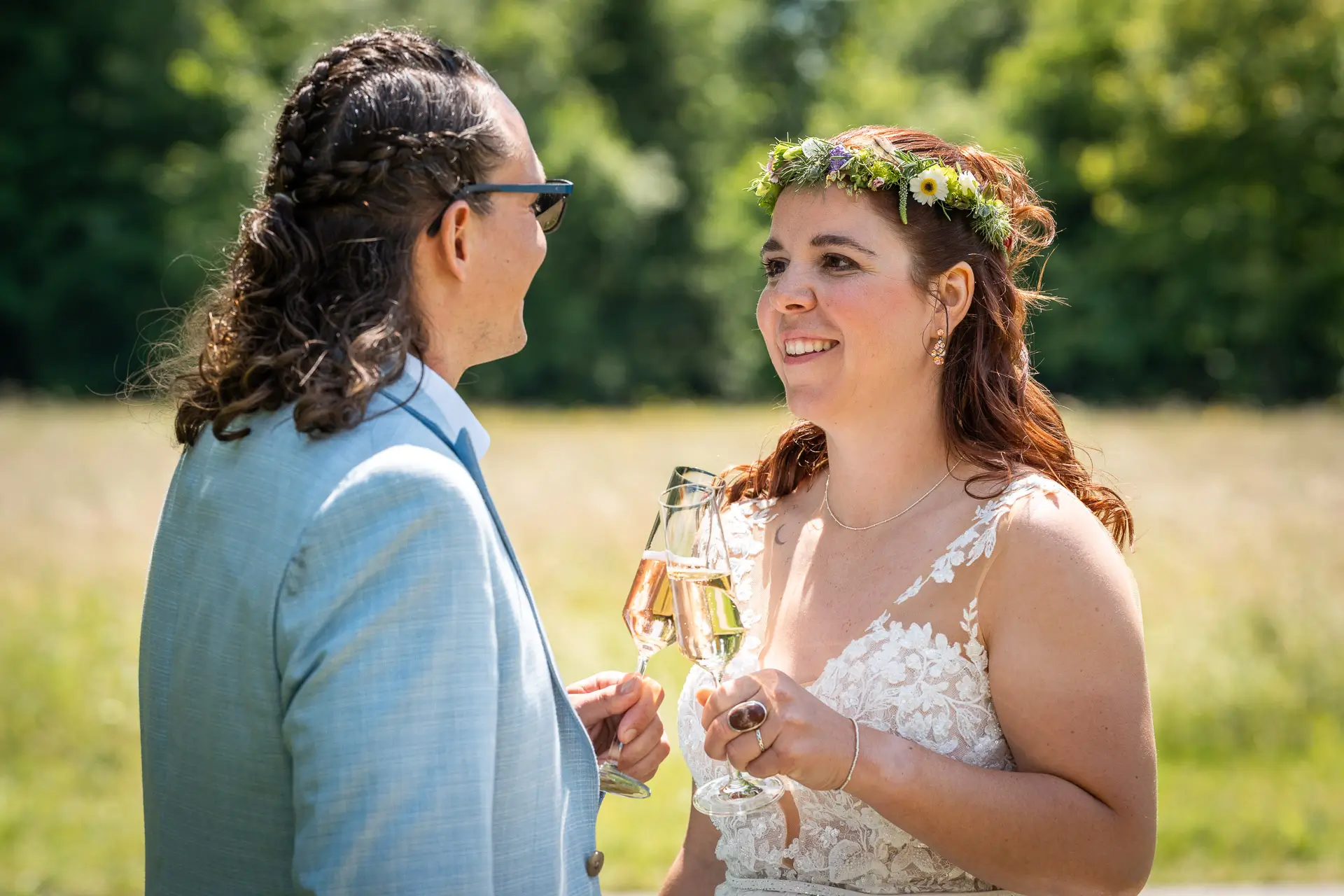 Braut und Bräutigam beim Sektempfang im Berghof Wiesendangen