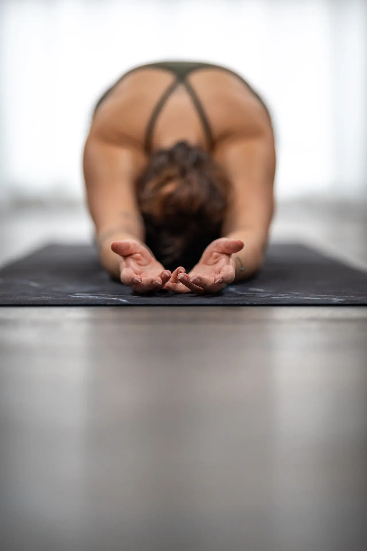 Natürliches Businessportrait im Yogastudio