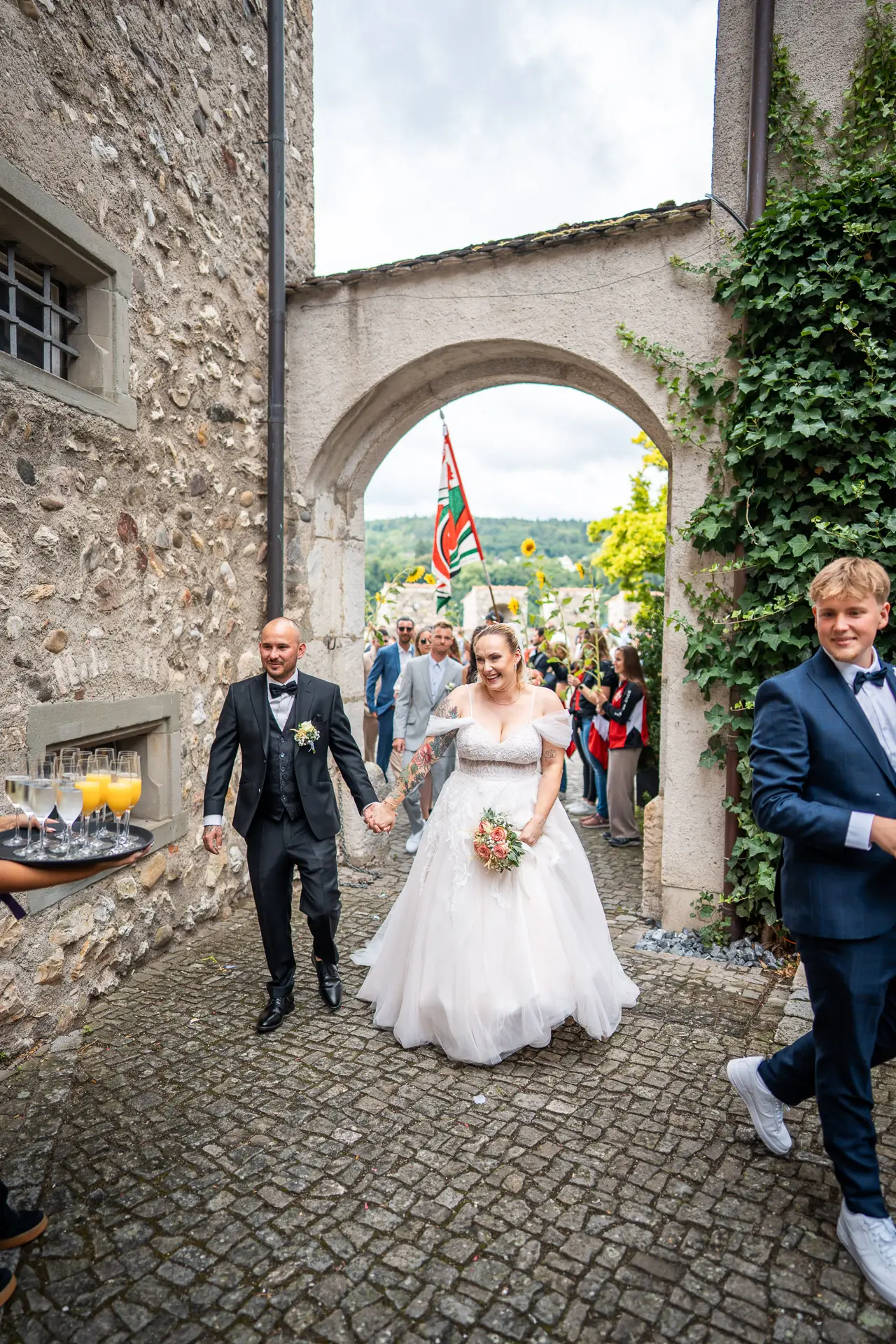 Hochzeitspaar vor dem Schloss Laufen