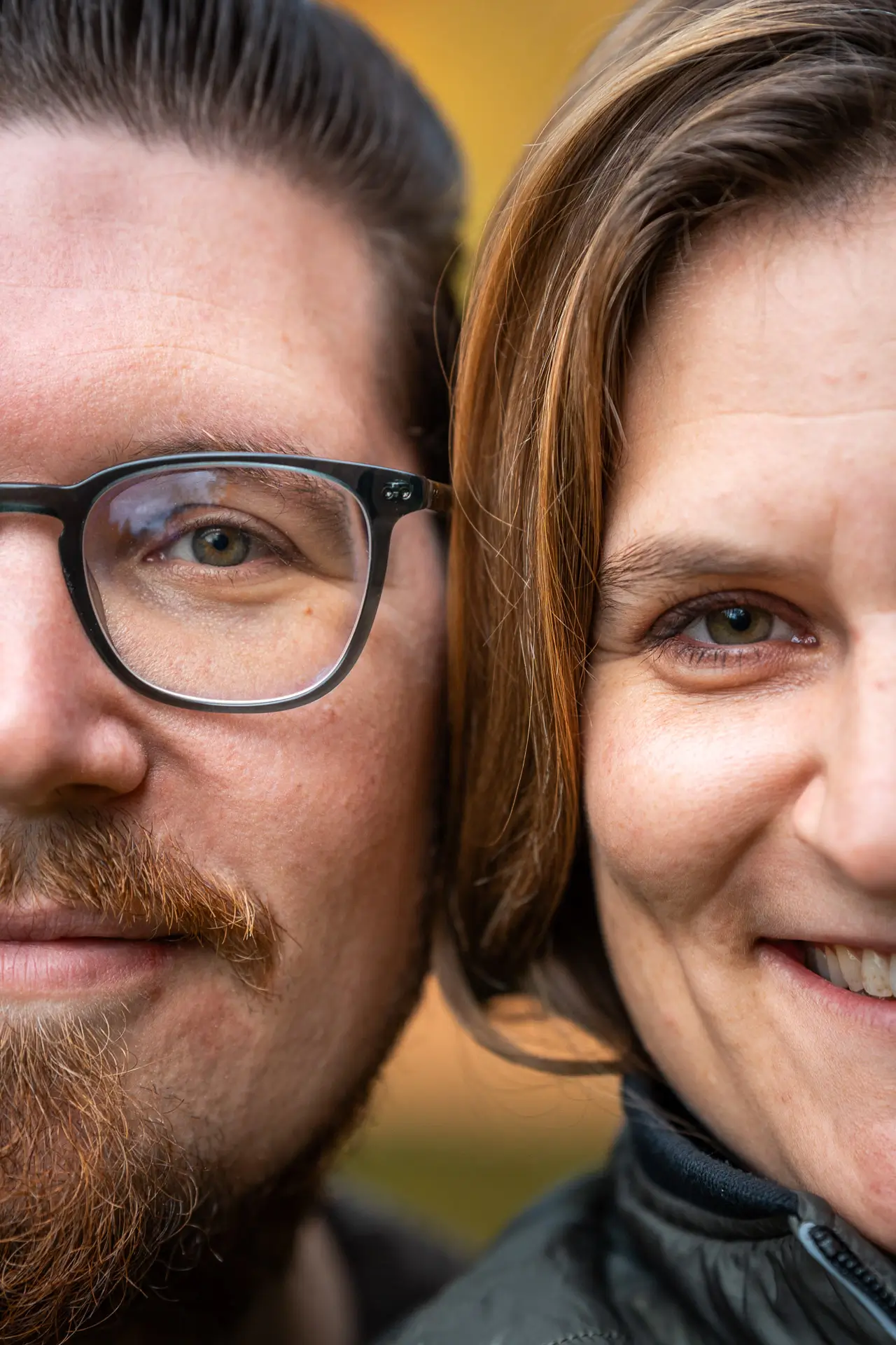 Natürliches Paarshooting im raschelnden Laub