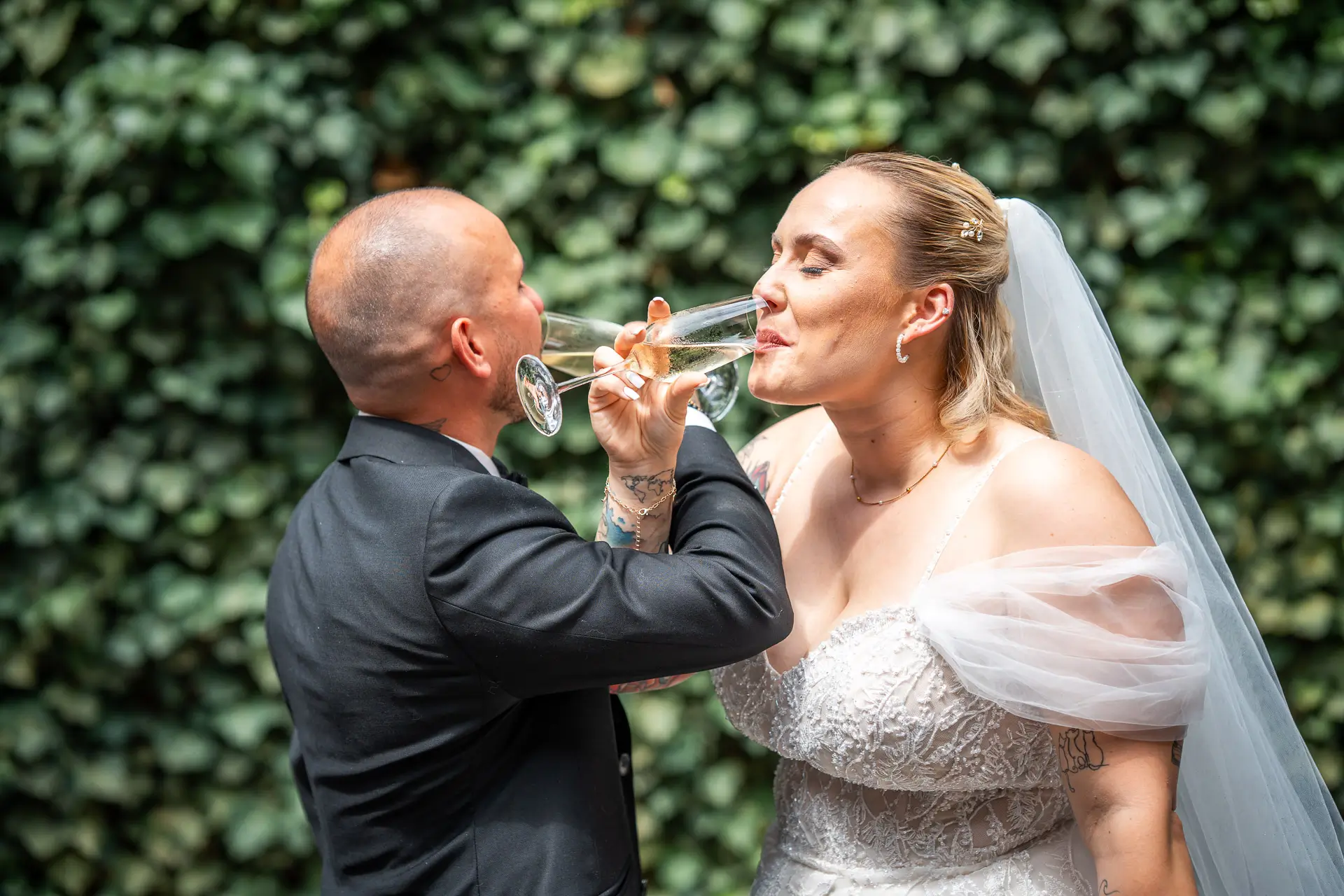 Brautpaar beim Auszug aus dem Schloss Laufen