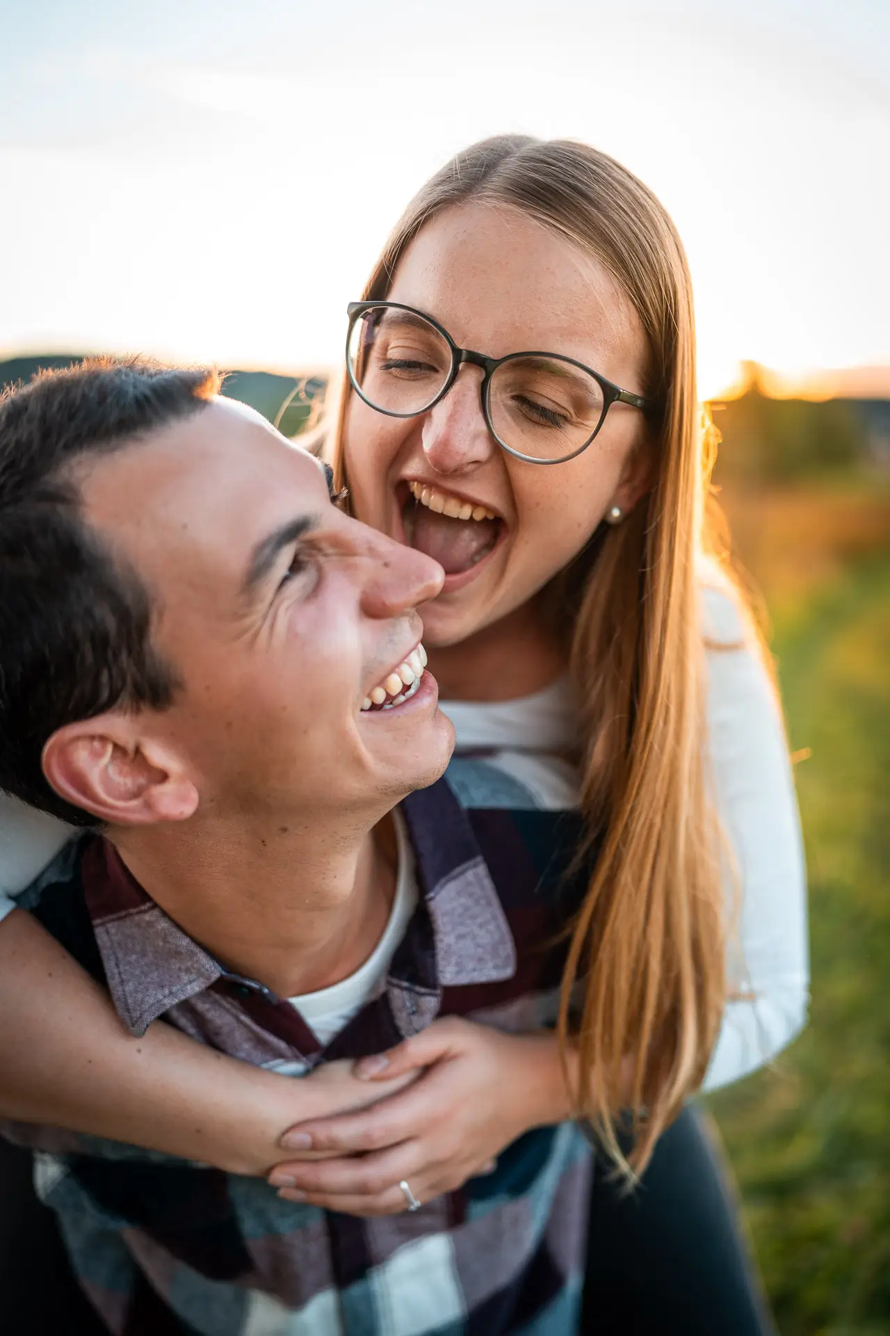 Paar am Weiher im weichen Abendlicht