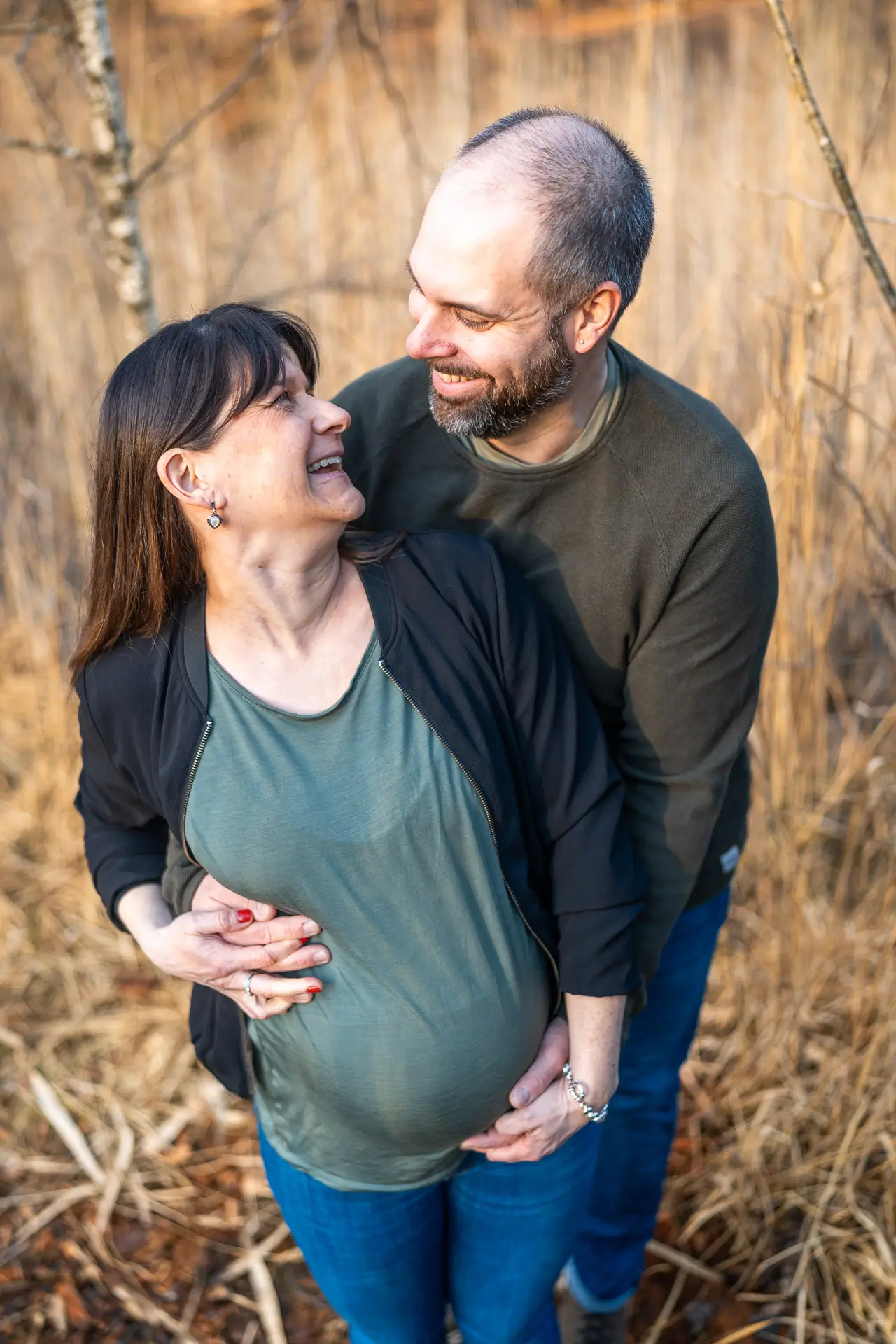 Schwangerschaftsshooting zwischen Bäumen