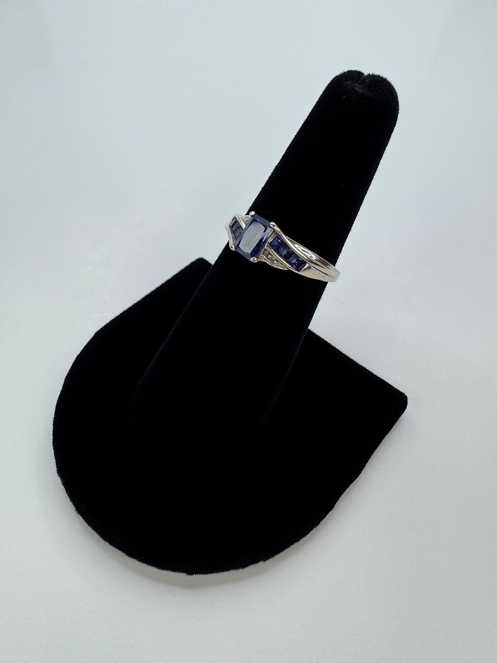 Thumbnail: Sapphire & Diamond Ring