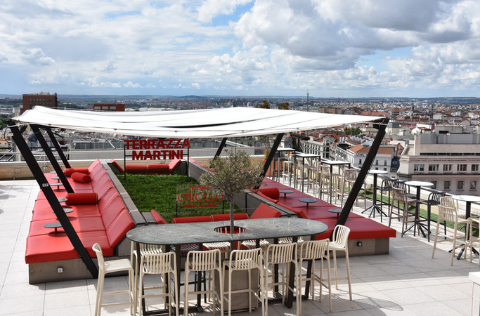 Le bar du rooftop l'Azotea del Circulo de Bellas Artes à Madrid en Espagne