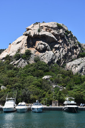 Un immense bloc de granit devant le port de Poltu Quatu sur la Costa Smeralda en Sardaigne