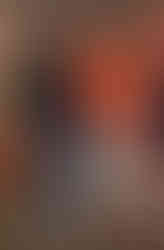 Un homme faisant un selfie avec un M&M's dans le magasin M&M's World à Londres