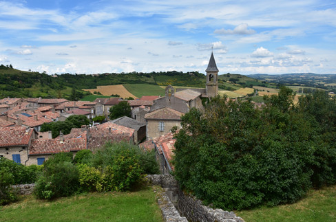 Vue du village médiéval de Lautrec et de sa campagne environnante depuis le moulin à vent dans le Tarn