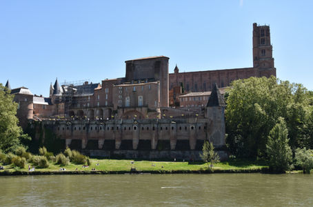 La cathédrale Sainte-Cécile et le Palais de la Berbie depuis la rive opposée à Albi dans le Tarn