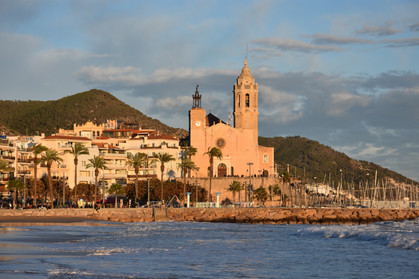 Le front de mer et l'église de Sitges en Espagne