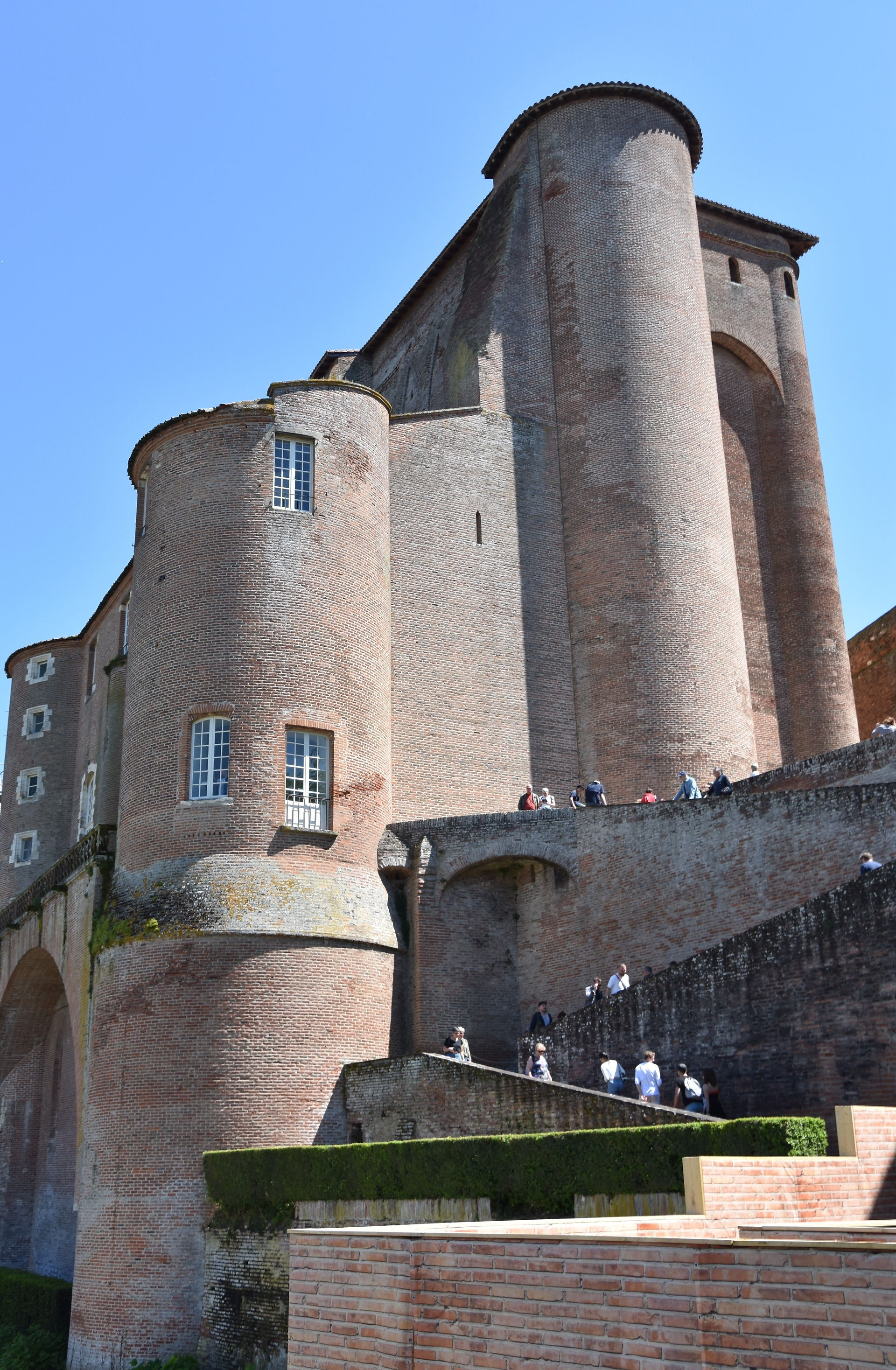 La façade en brique rose du Palais de la Berbie à Albi dans le Tarn