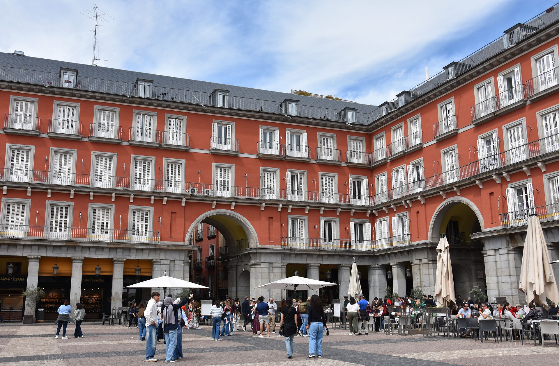 Les façades colorées et les terrasses de la Plaza Mayor à Madrid en Espagne
