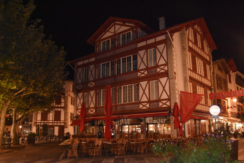 Une maison à colombages à Saint-Jean-de-Luz de nuit au Pays Basque