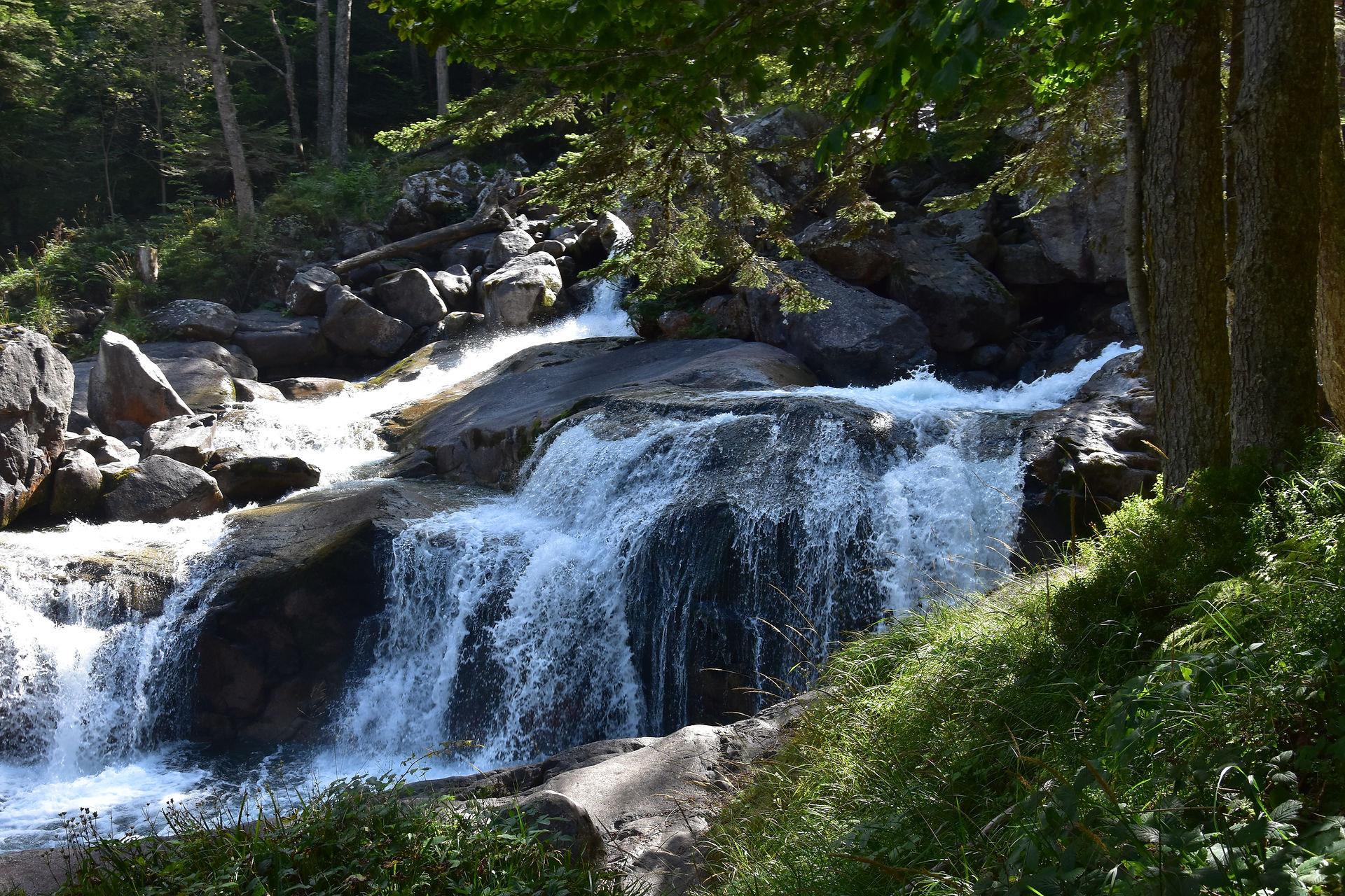 Une cascade le long du chemin des cascades dans la Vallée de Cauterets dans les Hautes-Pyrénées