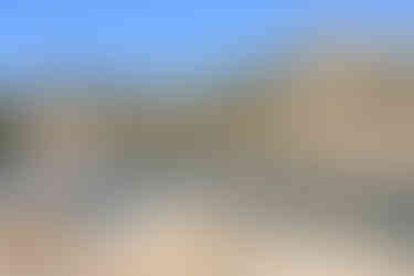 Les rochers ocres de la Cala Spalmatore sur l'île de la Maddalena en Sardaigne