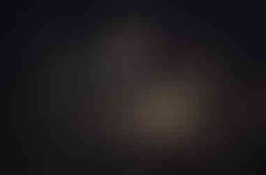 Les buildings de la City depuis Queen's Walk à Londres de nuit