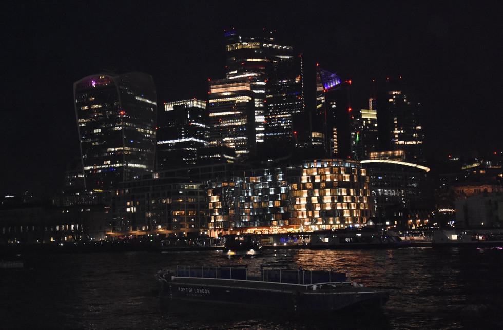 Les buildings de la City depuis Queen's Walk à Londres de nuit