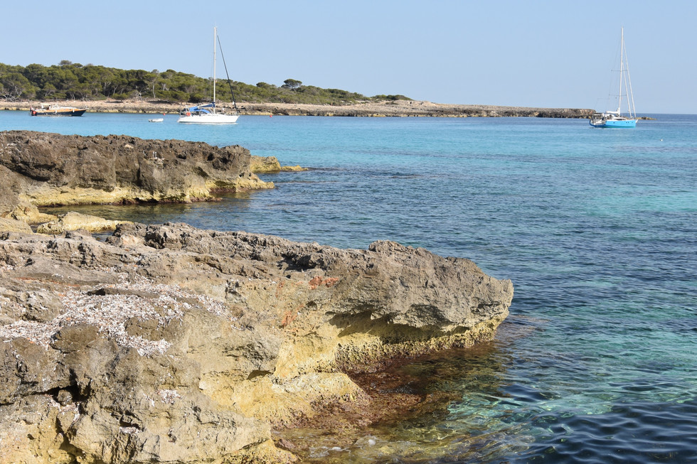 L'eau turquoise et les rochers de la plage Son Saura à Minorque